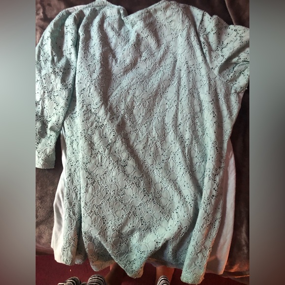 Never worn women’s tea with intricate lace detailing on Back and pocket - Picture 3 of 6